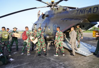 Helikopter MI-17 TNI Bawa Bantuan ke Kota Langsa