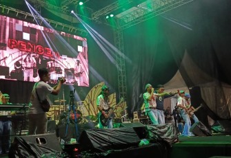 Aksi panggung band Himawan's Diamondz dalam konser musik Baturan Fest, di Lapangan Baturan, Colomadu, Kabupaten Karanganyar, Sabtu (22/2/2025) malam.