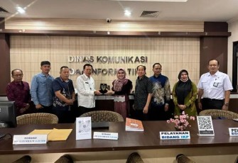 Penyerahan plakat usai pelaksanaan kunker DPRD Kota Singkawang ke Diskominfo Kota Depok, Rabu (05/03/25).