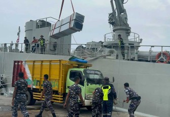 KRI Teluk Youtefa-522 bongkar muat bantuan kemanusiaan untuk korban terdampak gunung Lewotobi Laki-laki 