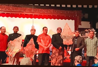Pagelaran wayang kulit Babad Kartasura di taman budaya Jawa Tengah, Surakarta, Kamis (2/1/25)