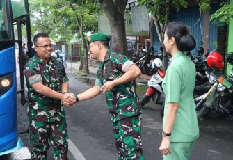 Dandim 0807/Tulungagung Letkol Kav Mohammad Nashir saat menyambut kedatangan Danrem 081/DSJ Kolonel Inf Rama Pratama, Jum'at (3/1/25)