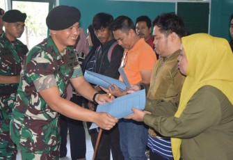 Danyonkav 10/Mendagiri Mayor Kav Kuswara S.I.P., saat menyerahkan akta kelahiran ke masyarakat, Jum'at (3/1/25)