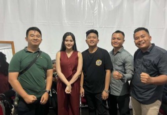 Denny Caknan foto bersama penggemarnya di Tulungagung, Jum'at (3/1/25)