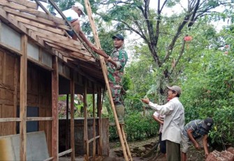 Bantu bangun rumah warga desa binaan 