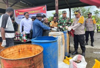 Dandim dan Kapolres Yahukimo saat Musnahkan Minuman Keras Hasil Patroli Gabungan TNI-POLRI
