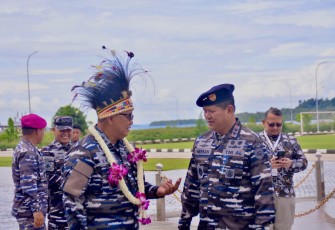 Pangkoarmada III Laksda TNI Hersan saat menyambut Aslog Kasal Laksda TNI Eko Sunarjanto, Kamis (9/1)