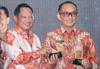 Mendagri Tito Karnavian saat menyerahkan penghargaan kepada Prof Zudan Arif Fakhrulloh 