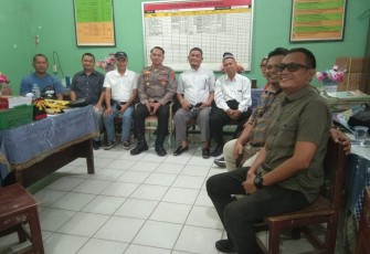 Kompol Dedy Dharma Saat Memediasi Antara Guru dan Orangtua Siswa.