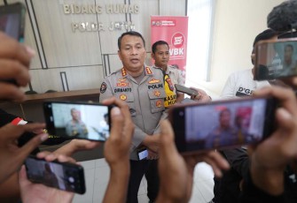 Kabid Humas Polda Jatim Kombes Dirmanto saat memberikan keterangan pers 