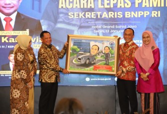 Mendagri Tito Karnavian memberikan cenderamata Prof Zudan Arif Fakhrulloh di Jakarta, Senin (13/1)