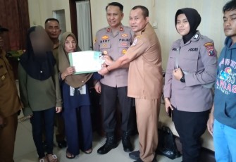 Kapolsek Delitua Lakukan Pendampingan Keluarga  Korban Pengurusan Akte Lahir.