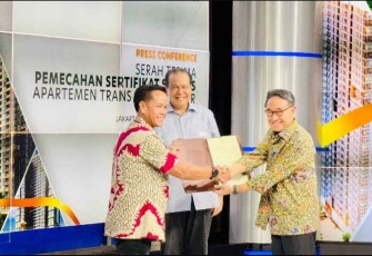 Kepala BPN Kota Depok Rahmat saat menyerahkan secara simbolis sertipikat apartemen Trans Icon Cibubur, Selasa (14/1)
