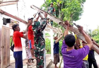 Renovasi balai pertemuan desa 