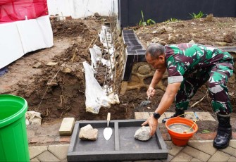 Pangdivif 2 Kostrad Mayjen TNI Susilo meletakkan batu pertama pembangunan Fitnes Plus Singosari, Kamis (16/1)