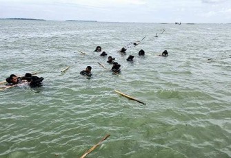 Kopaska terjun langsung cabut pagar bambu di laut