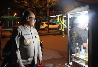 Laksanakan Giat Patroli di Malam Hari, Kapolrestabes Medan Sempatkan Menyapa Warga