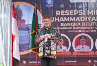 Mendikdasmen Abdul Mu'ti saat memberikan sambutan acara milad ke 112 Muhammadiyah di SD Muhammadiyah Mentok, Kabupaten Bangka Barat, Provinsi Babel, Sabtu (18/1)