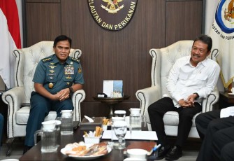 Kasal Laksamana TNI Muhammad Ali bersama menteri KKP Sakti Wahyu Trenggono di Jakarta, Senin (20/1)