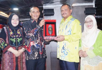 Dankolakops Rem 121/Abw Brigjen TNI Purnomosidi saat memberikan cenderamata 