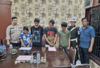Tersangka narkoba dan judi online saat diamankan