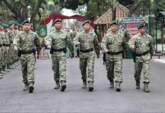 Tradisi penerimaan warga baru Menarmed 2 Kostrad, Rabu (5/2)