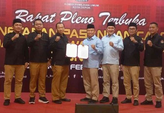 Penetapan Supian Suri - Chandra Rahmansyah sebagai Walikota dan Wakil Walikota Depok di KPU Kota Depok, Rabu (5/2)