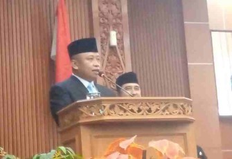Supian Suri memberikan sambutan usai penetapan Walikota Depok di DPRD Kota Depok, Kamis (6/2)