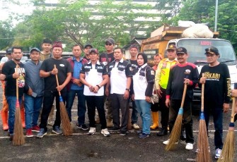 Program jum'at bersih DPD FORKABI Kota Depok di Stasiun Depok Baru, Jum'at (7/2)
