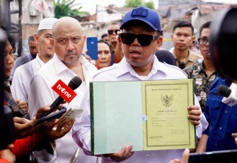 Menteri ATR/BPN Nusron Wahid saat memberikan keterangan pers di lokasi penggusuran klaster di Kabupaten Bekasi, Jum'at (7/2)