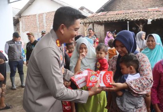 Kapolres Probolinggo AKBP Wisnu Wardana saat memberikan bantuan untuk warga korban banjir bandang
