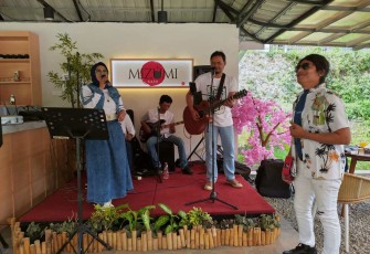 MN Media Entertainment menghibur wisatawan The Onsen Hot Spring Resort Kota Batu, Minggu (9/2)