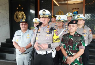 Dirlantas Polda Jatim Kombes Pol Komarudin saat memberikan keterangan pers, Senin (10/2)