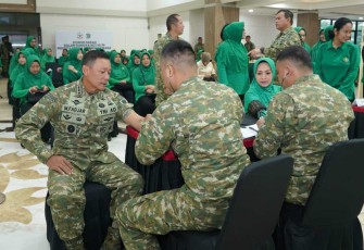 Pangkostrad Letjen TNI Mohammad Fadjar saat mengikuti donor darah HUT ke-64 Kostrad di Jakarta, Rabu (12/2)