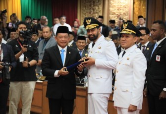 Mendagri Tito Karnavian memberikan ucapan selamat usai Lantik Gubernur dan Wakil Gubernur Aceh, Rabu (12/2)