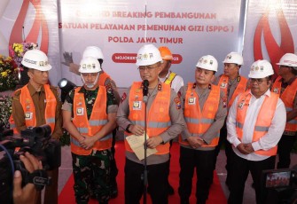 Kapolda Jatim Irjen Pol Imam Sugianto memberikan keterangan pers usai groundbreaking gedung SPPG di SPN, Kamis (13/2)