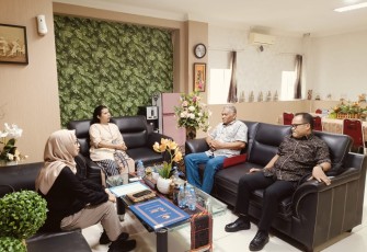 Flora Nainggolan Terima Kunjungan Pemda Kab.Asahan di Ruang Kerja.
