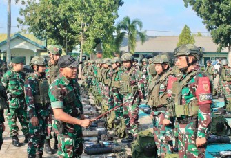 Danmenarmed 2 Kostrad Kolonel Arm Siswo Budiarto saat pengecekan kesiapan operasional prajurit Yonarmed 12 Kostrad, Sabtu (15/2)