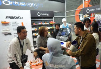 Wamenekraf Irene Umar saat berdialog di salah satu stand dalam event Jakarta Sneakers Day, Sabtu (15/2)
