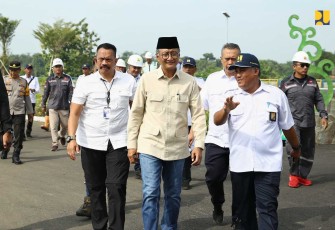 Menteri PU Dody Hanggodo saat meninjau bendung rentang di kabupaten Majalengka, Minggu (16/2)