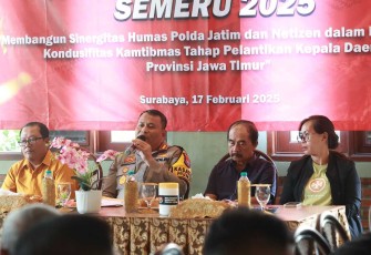 Kabid Humas Polda Jatim Kombes Dirmanto saat memberikan pemaparan dalam silaturahmi bersama Nitizen di Jawa Timur, Senin (17/2)