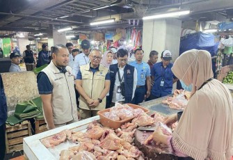 Satgas Pangan Polda Jatim Cek Harga di Pasar Wonokromo, Surabaya, Rabu (19/2)