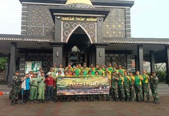 Karya bakti Denma Divif 1 Kostrad di masjid Hajar Aswad, Cilodong, Depok, Kamis (20/2)
