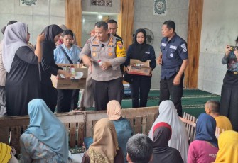 Kabid Humas Polda Jatim Kombes Dirmanto saat memberikan santunan di pondok griya welas asih, Jum'at (21/2)