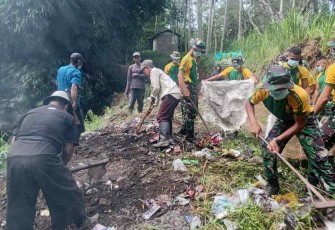 Karya bakti peduli atasi sampah Brigif 18 Trisula, Jum'at (21/2)