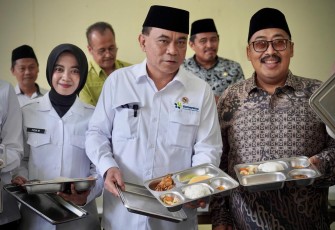 Menkop Budi Arie Setiadi meninjau pelaksanaan Program MBG di Ponpes Annur Kabupaten Malang, Jawa Timur, Selasa (25/2)
