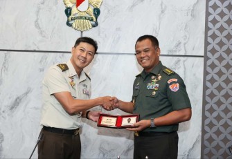 Wakasad Letjen TNI Tandyo Budi Revita saat menerima cenderamata, Selasa (25/2)