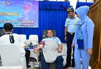 Dankoharmatau Marsda TNI Asfan Jauhari meninjau langsung pelaksanaan donor darah, Kamis (27/2)