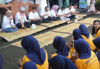 Mendikdasmen Abdul Mu'ti lesehan sambil menyantap bubur kacang hijau di SMPN 1 Turi, Sleman, Yogyakarta
