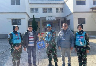CIMIC Satgas Indobatt XXIII-R saat mengunjungi sekolah
